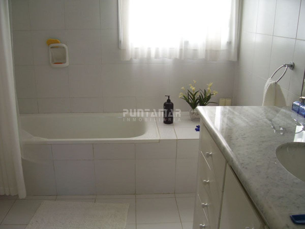 Casa ID.210729 - ALQUILER DE CASA EN LA BARRA 4 DORMITORIOS EN SUITE CON PISCINA