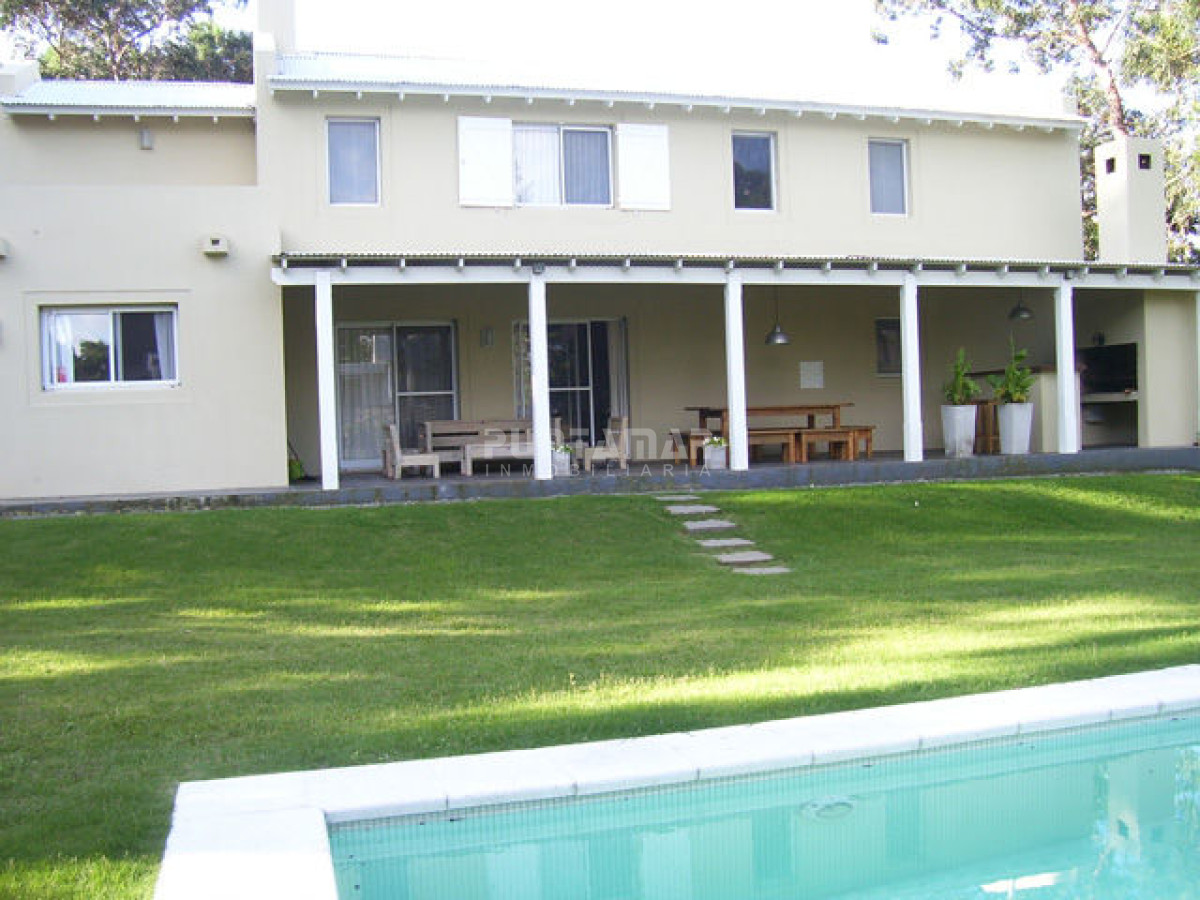Casa ID.210729 - ALQUILER DE CASA EN LA BARRA 4 DORMITORIOS EN SUITE CON PISCINA