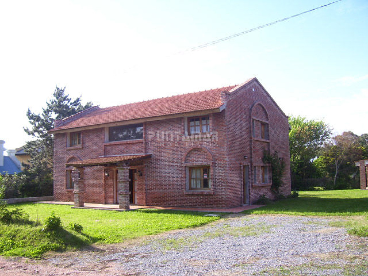 Casa ID.210800 - CASA DE 5 DORMITORIOS EN ALQUILER EN EL CORAZON DE LA BARRA