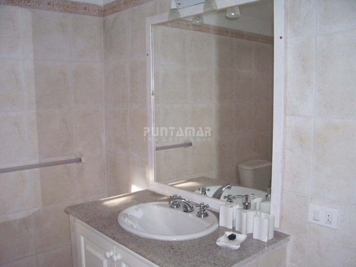 Casa ID.210800 - CASA DE 5 DORMITORIOS EN ALQUILER EN EL CORAZON DE LA BARRA