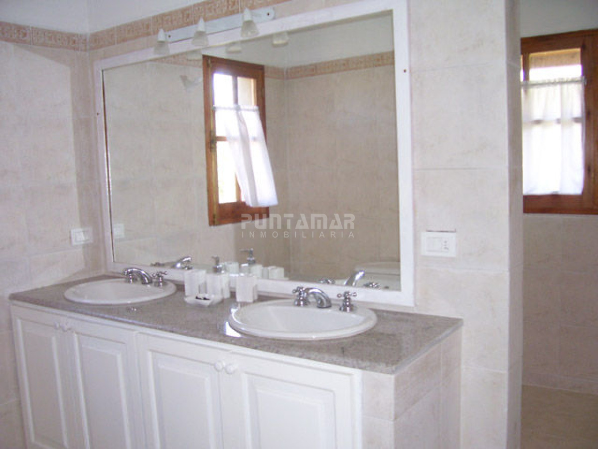 Casa ID.210800 - CASA DE 5 DORMITORIOS EN ALQUILER EN EL CORAZON DE LA BARRA