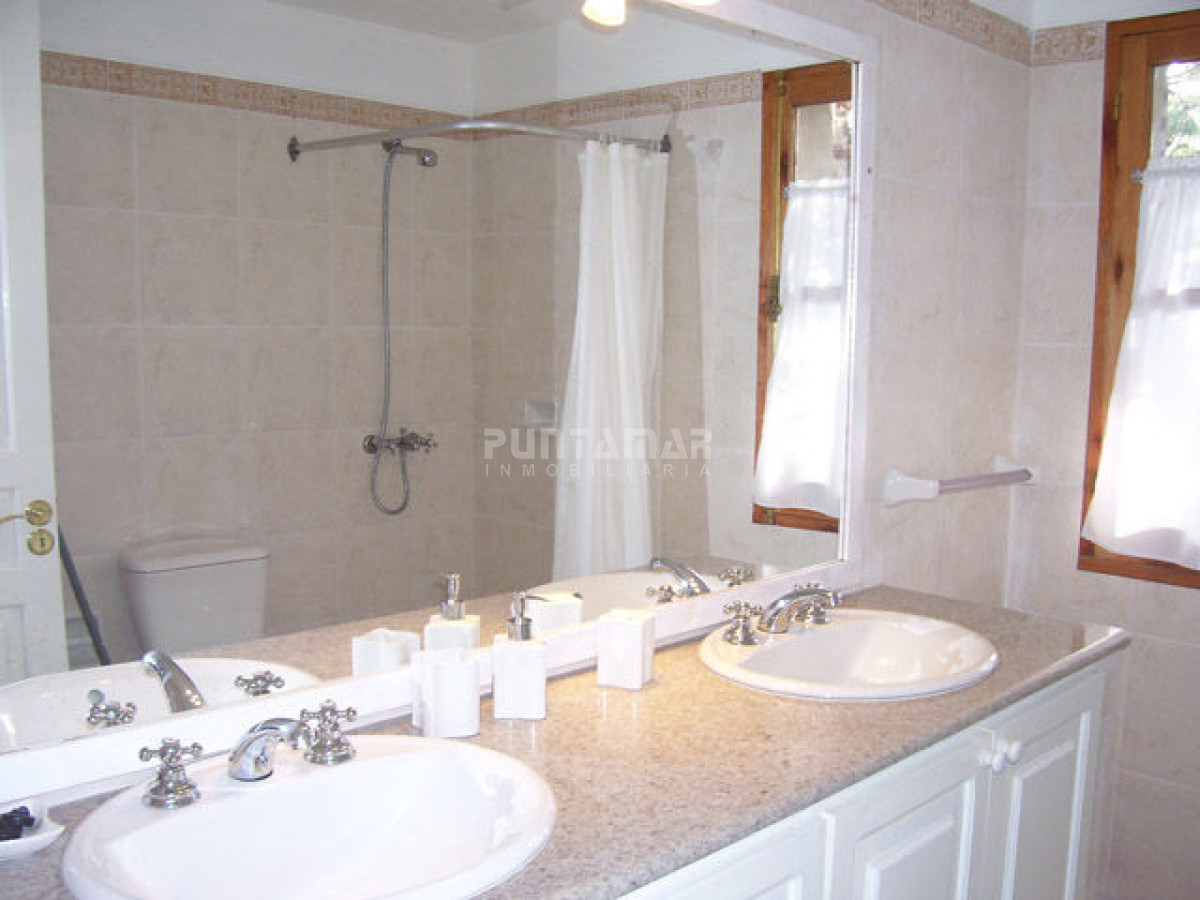 Casa ID.210800 - CASA DE 5 DORMITORIOS EN ALQUILER EN EL CORAZON DE LA BARRA