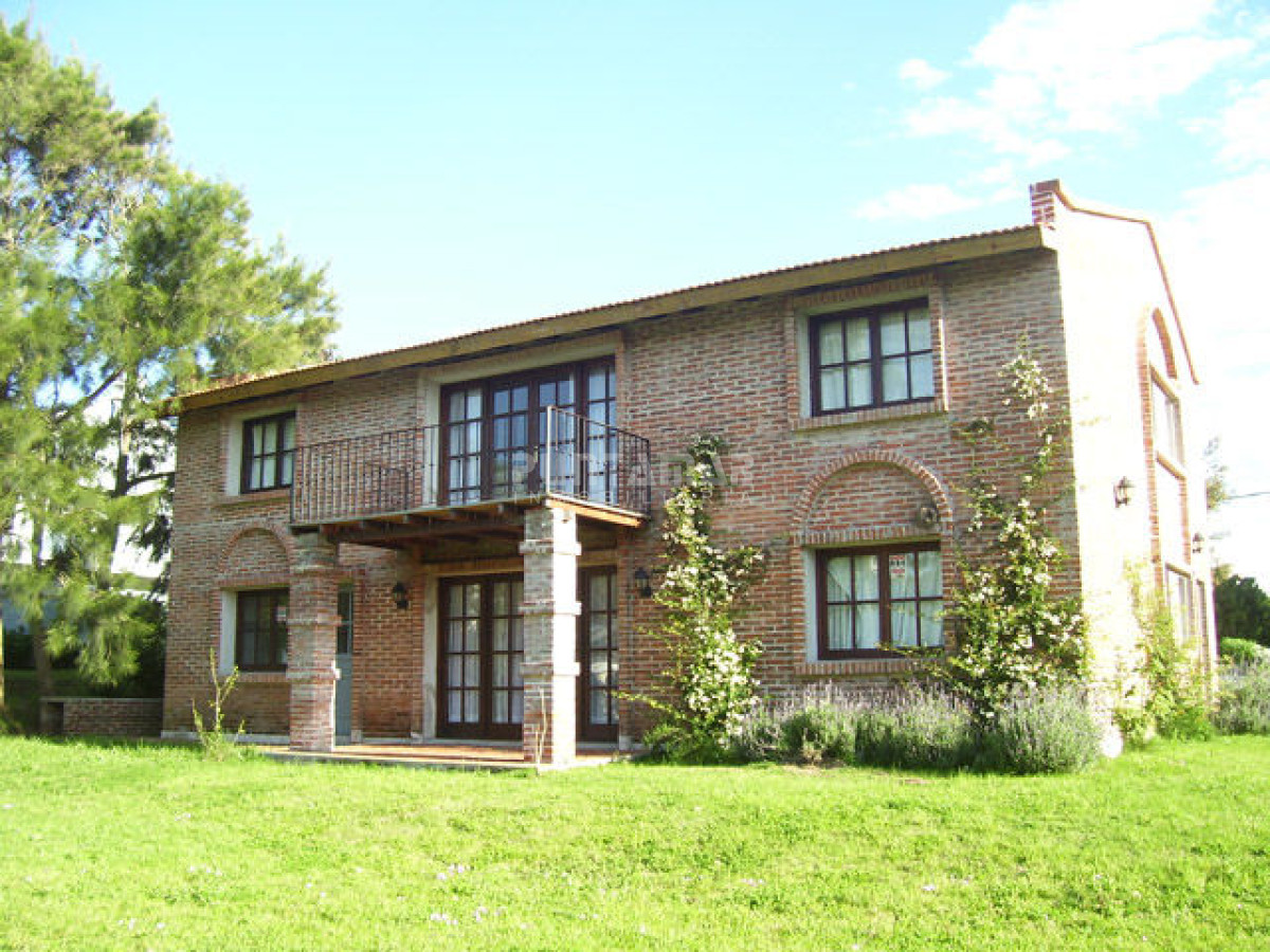 Casa ID.210800 - CASA DE 5 DORMITORIOS EN ALQUILER EN EL CORAZON DE LA BARRA