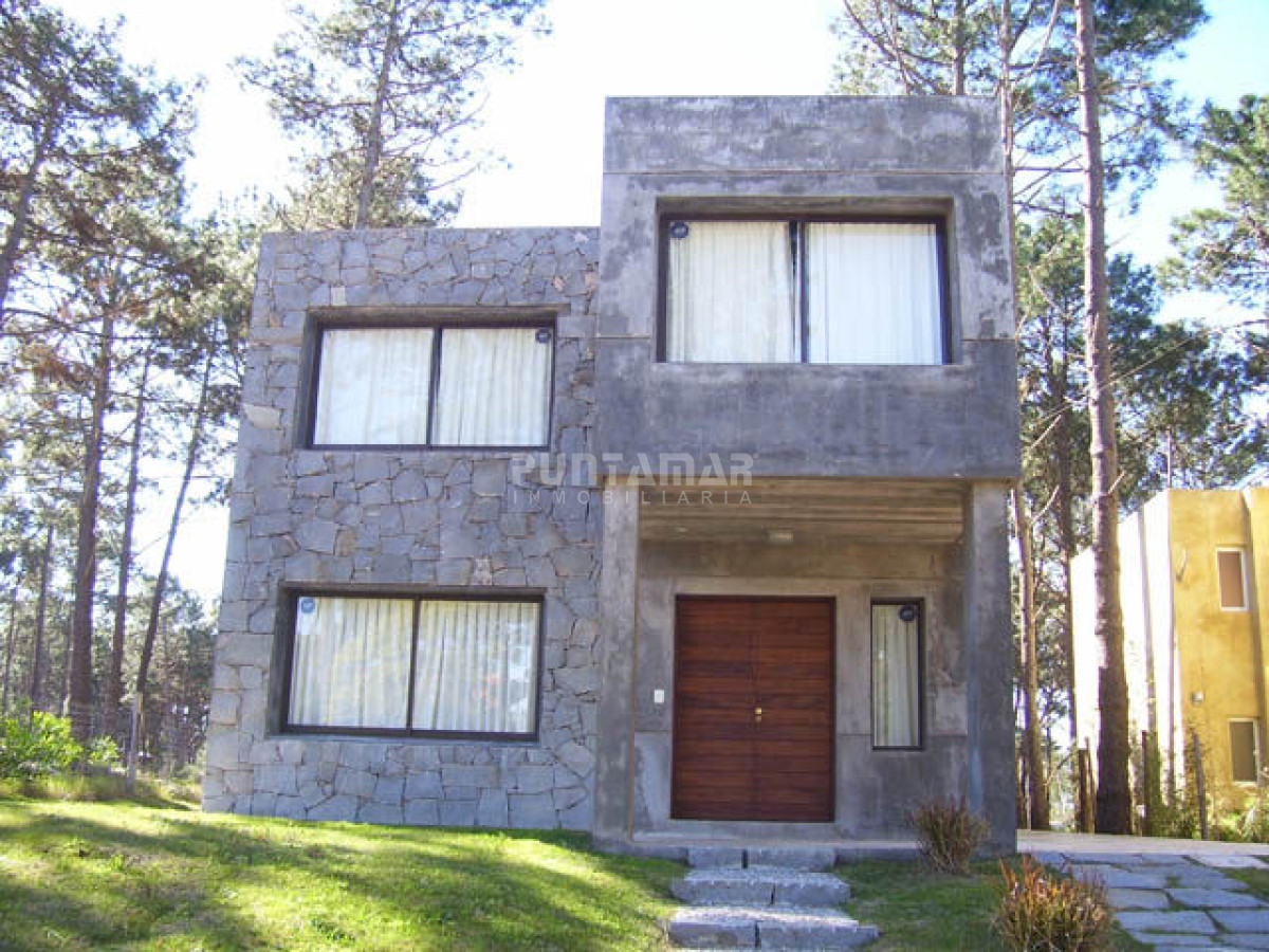 Casa ID.210846 - HERMOSA CASA DE 3 DORMITORIOS CON PISCINA EN MONTOYA 