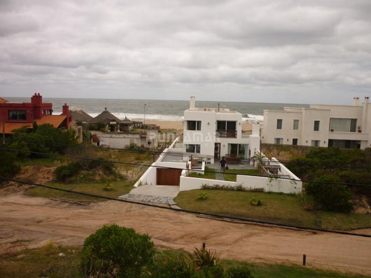 Casa ID.210898 - ALQUILER HERMOSA CASA FRENTE A LA PLAYA DE MONTOYA
