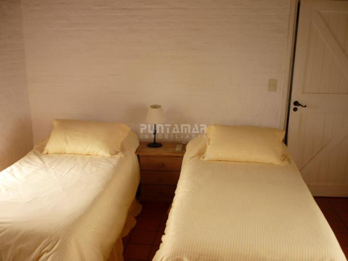 Casa ID.210898 - ALQUILER HERMOSA CASA FRENTE A LA PLAYA DE MONTOYA