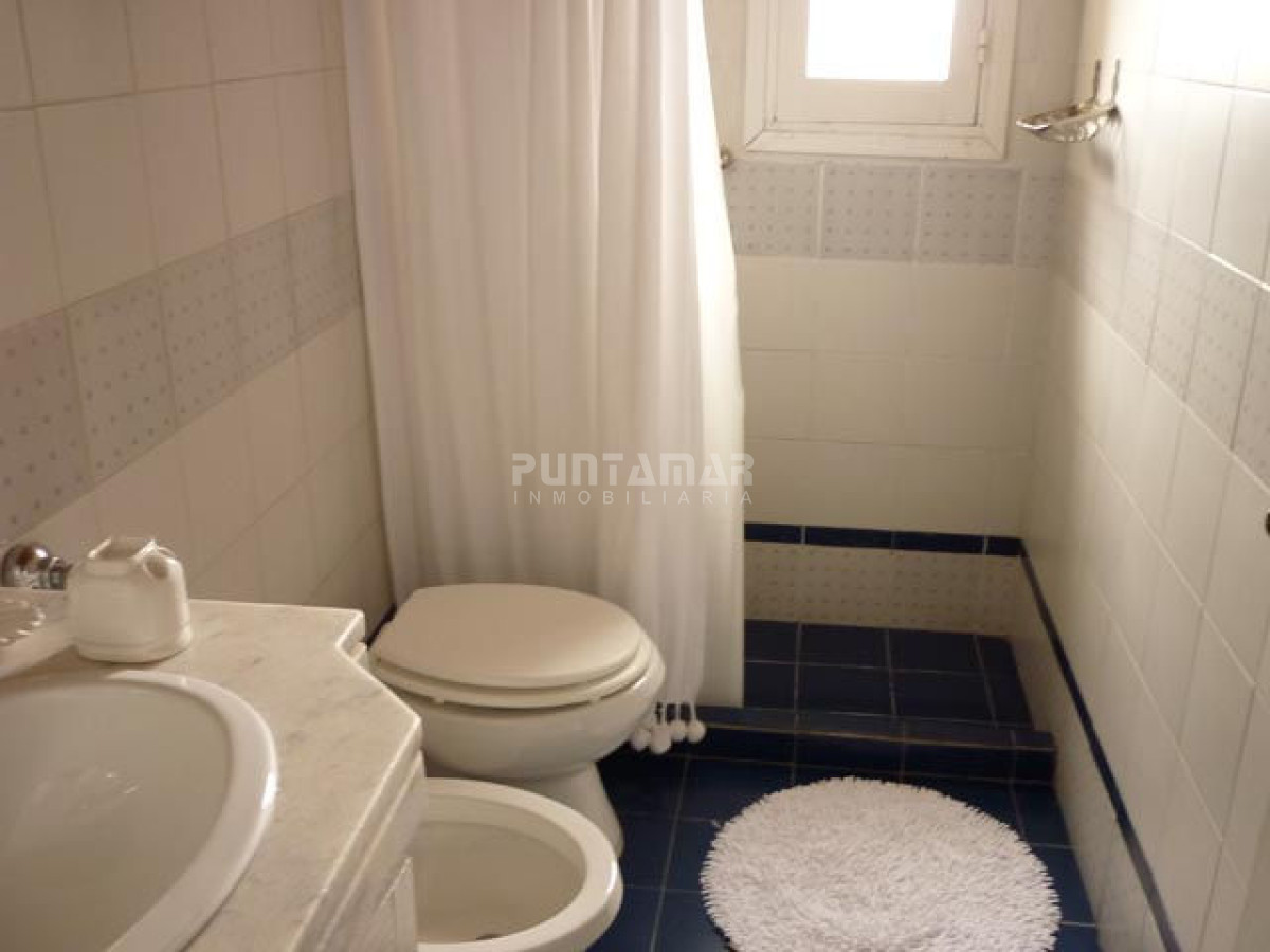 Casa ID.210898 - ALQUILER HERMOSA CASA FRENTE A LA PLAYA DE MONTOYA