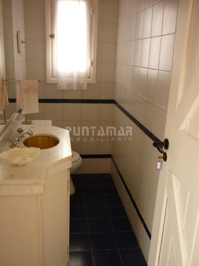 Casa ID.210898 - ALQUILER HERMOSA CASA FRENTE A LA PLAYA DE MONTOYA