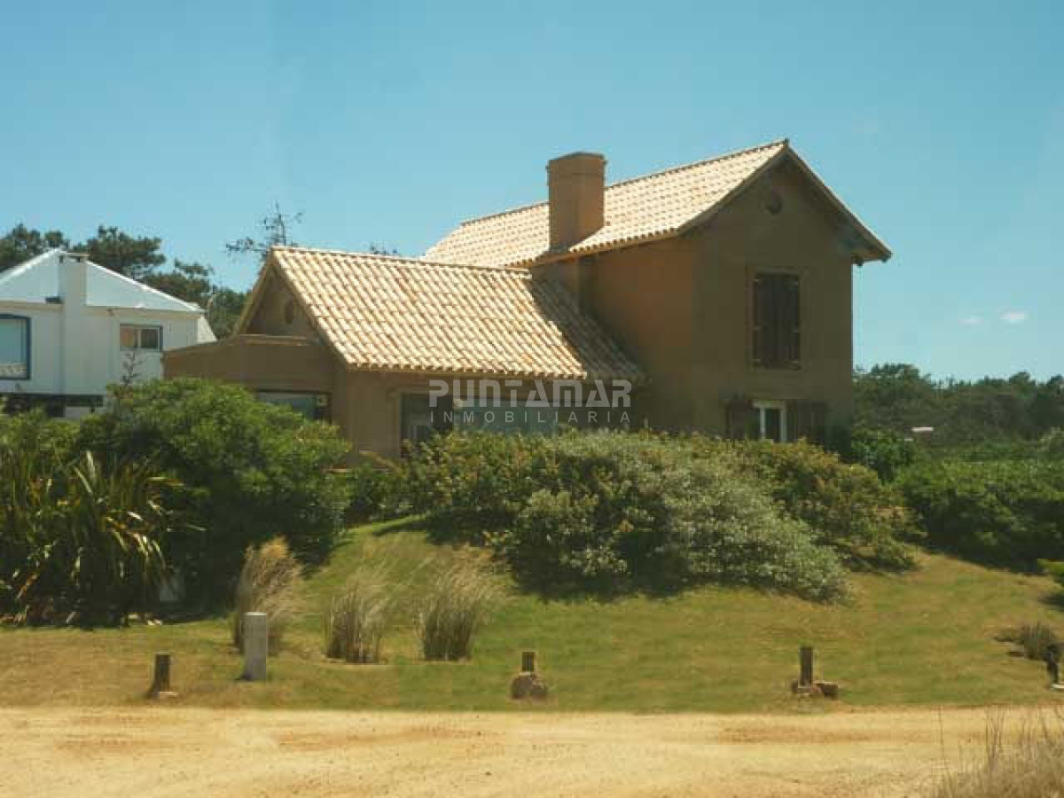Casa ID.210898 - ALQUILER HERMOSA CASA FRENTE A LA PLAYA DE MONTOYA