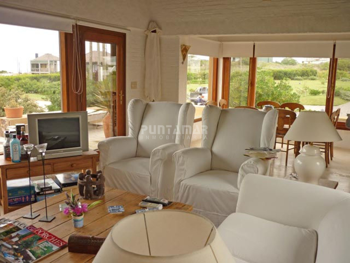 Casa ID.210898 - ALQUILER HERMOSA CASA FRENTE A LA PLAYA DE MONTOYA