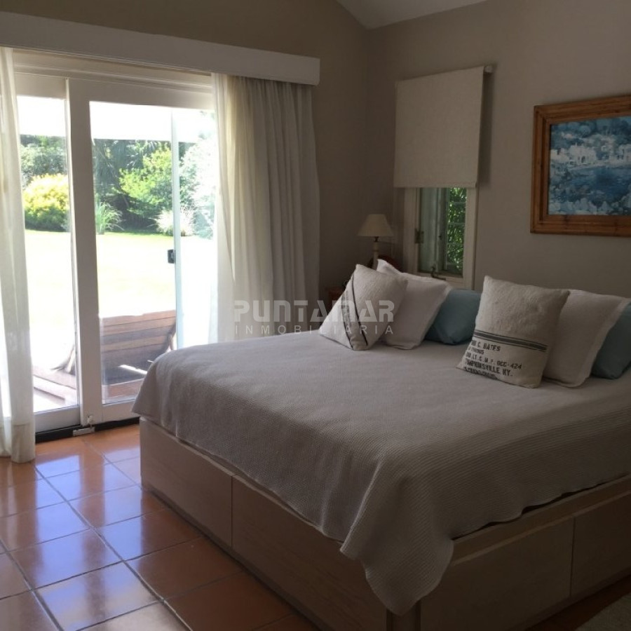 Casa ID.210352 - VENTA DE CASA EN PLAYA MANSA 5 DORMITORIOS