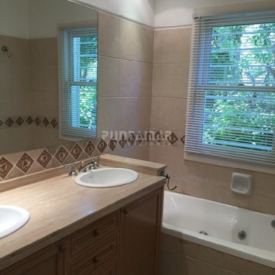 Casa ID.210352 - VENTA DE CASA EN PLAYA MANSA 5 DORMITORIOS