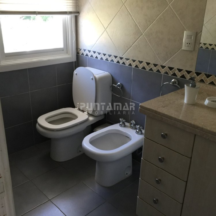 Casa ID.210352 - VENTA DE CASA EN PLAYA MANSA 5 DORMITORIOS