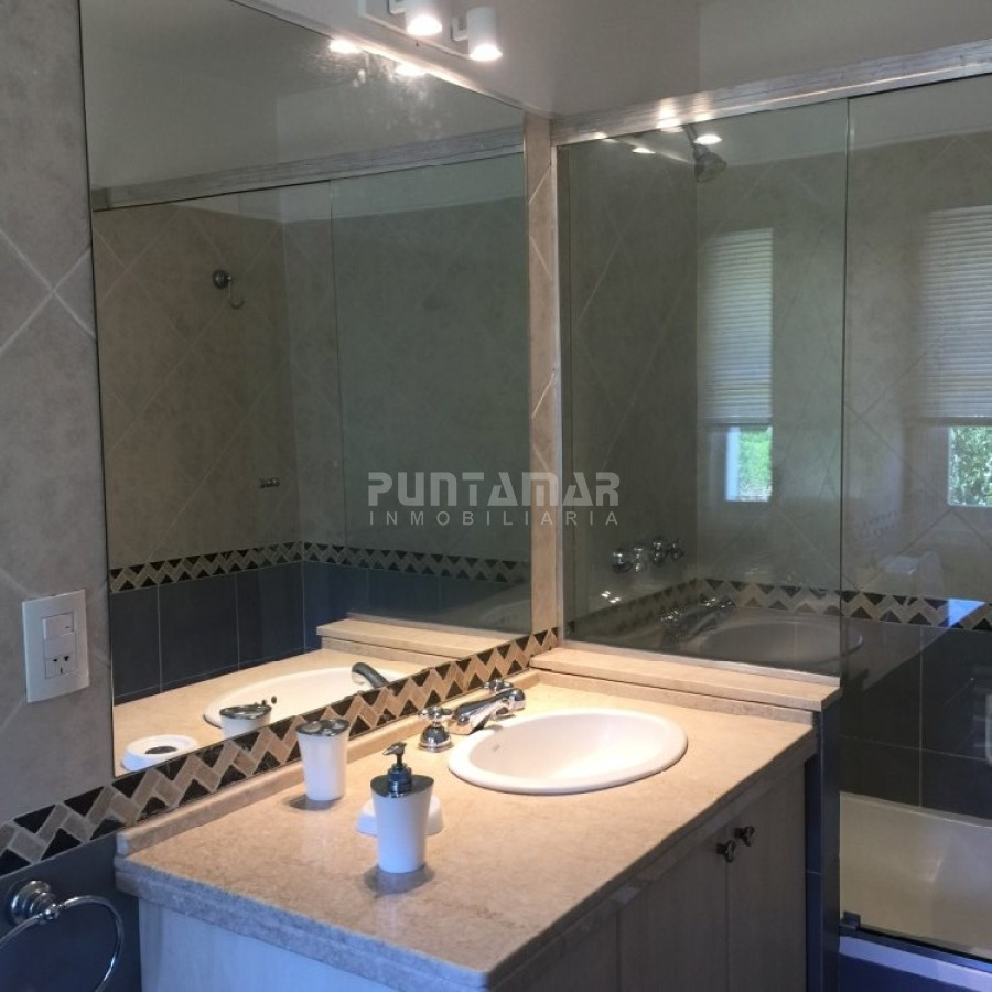 Casa ID.210352 - VENTA DE CASA EN PLAYA MANSA 5 DORMITORIOS