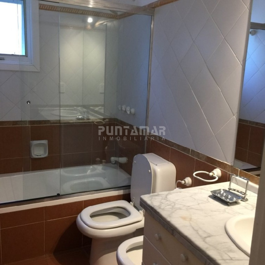 Casa ID.210352 - VENTA DE CASA EN PLAYA MANSA 5 DORMITORIOS