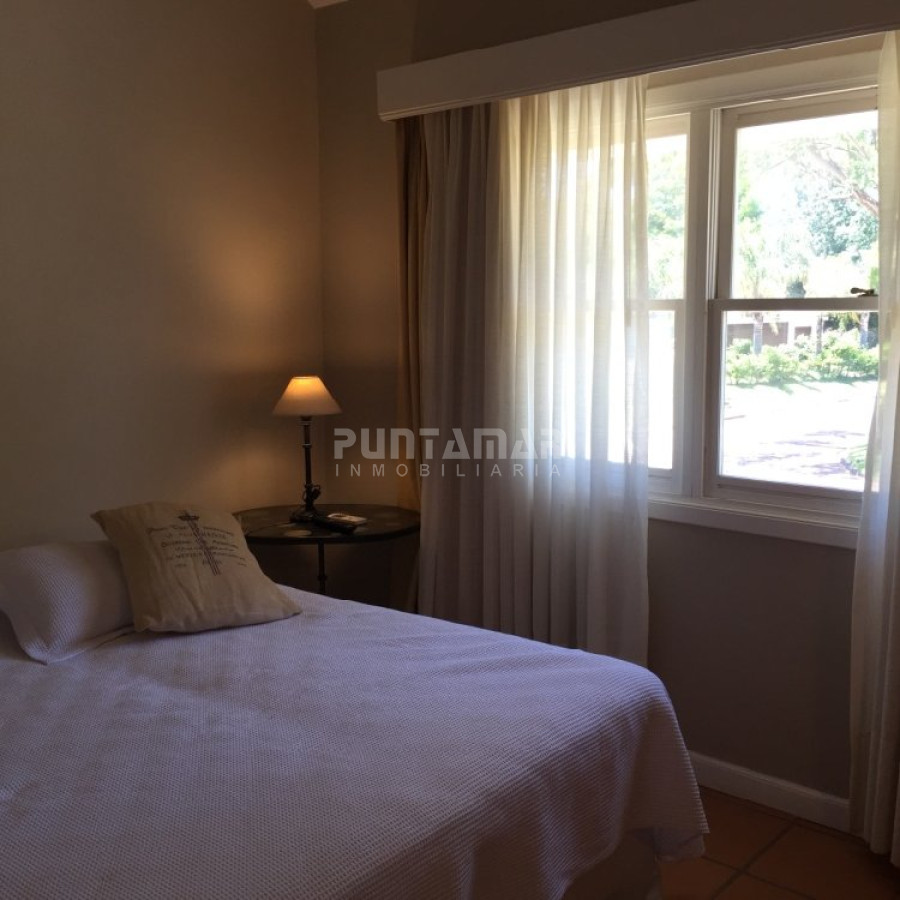 Casa ID.210352 - VENTA DE CASA EN PLAYA MANSA 5 DORMITORIOS