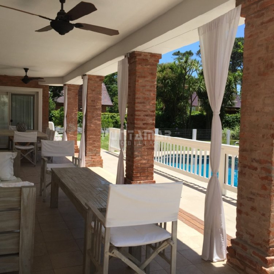 Casa ID.210352 - VENTA DE CASA EN PLAYA MANSA 5 DORMITORIOS