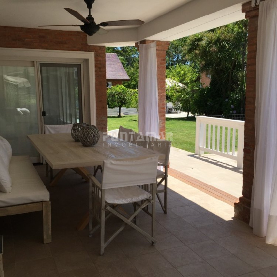 Casa ID.210352 - VENTA DE CASA EN PLAYA MANSA 5 DORMITORIOS