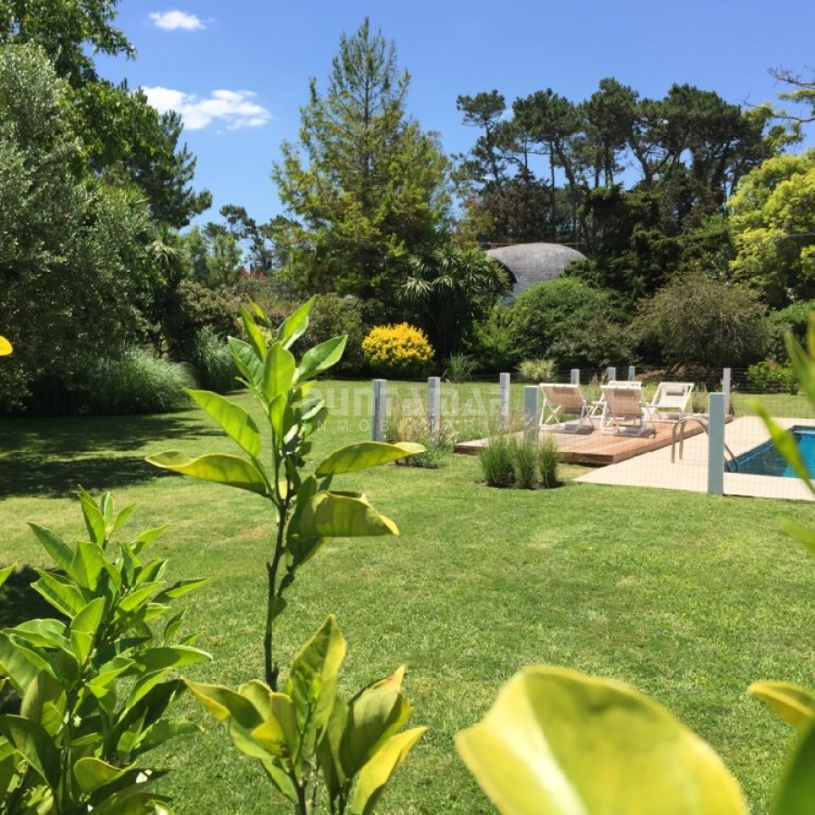 Casa ID.210352 - VENTA DE CASA EN PLAYA MANSA 5 DORMITORIOS
