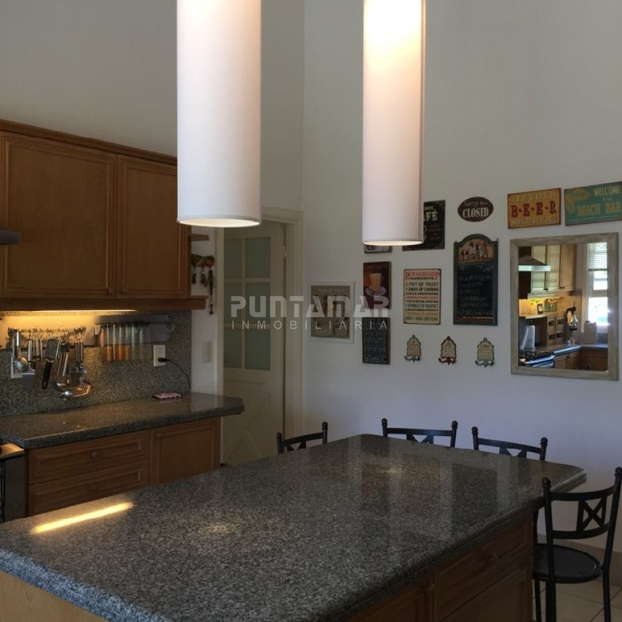Casa ID.210352 - VENTA DE CASA EN PLAYA MANSA 5 DORMITORIOS