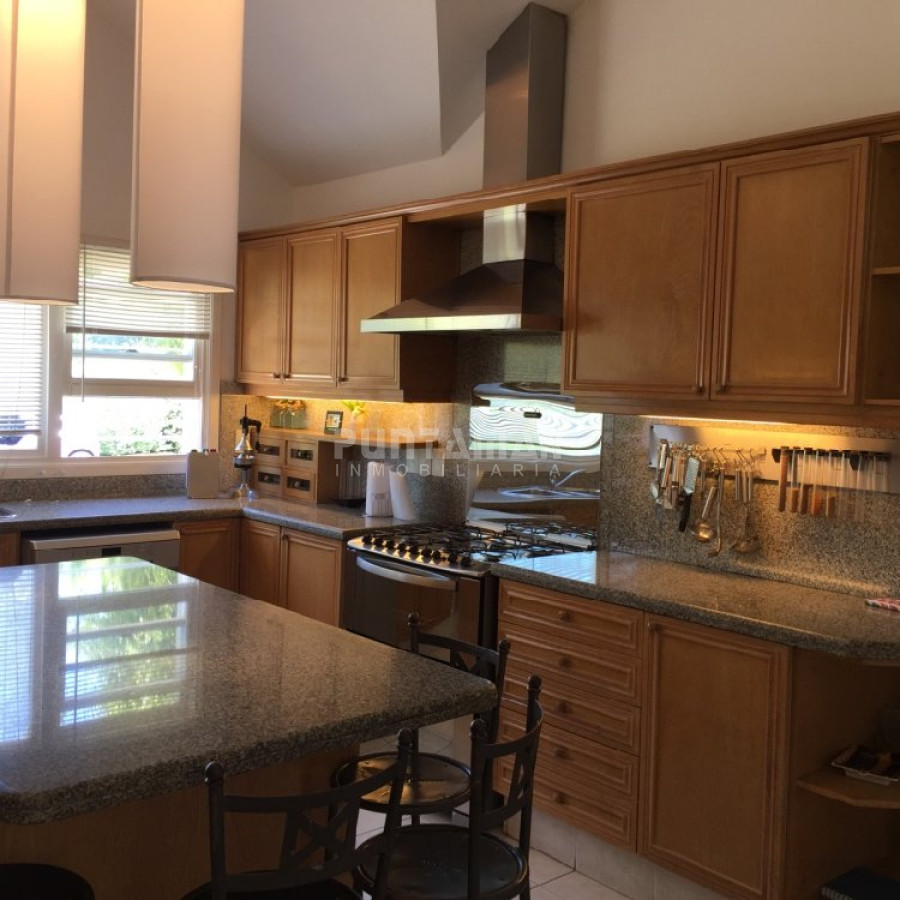 Casa ID.210352 - VENTA DE CASA EN PLAYA MANSA 5 DORMITORIOS