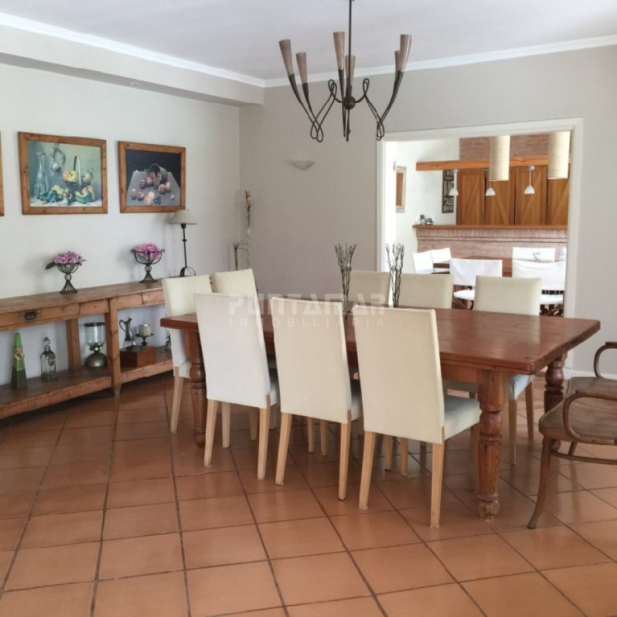 Casa ID.210352 - VENTA DE CASA EN PLAYA MANSA 5 DORMITORIOS
