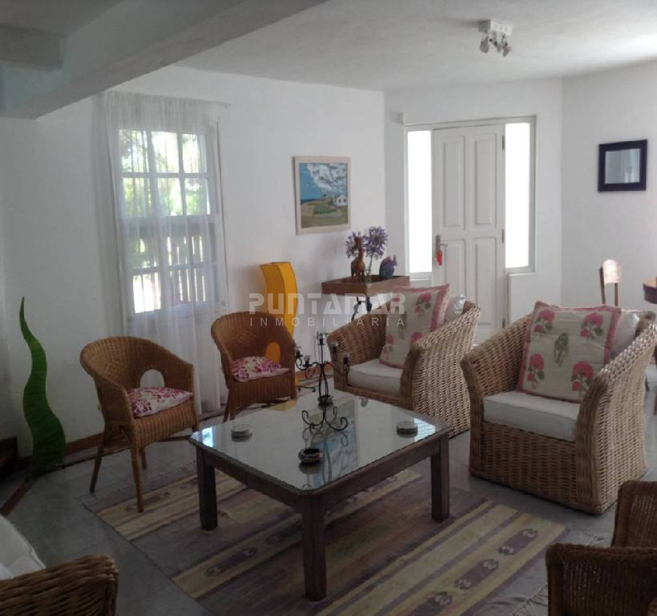 Casa ID.211071 - MUY LINDA CASA DE 4 DORMITORIOS CON PISCINA EN LA BARRA 