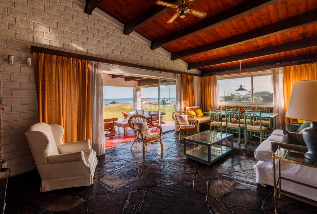 Casa ID.210549 - CASA DE 6 DORMITORIOS FRENTE AL  MAR EN LA MANSA