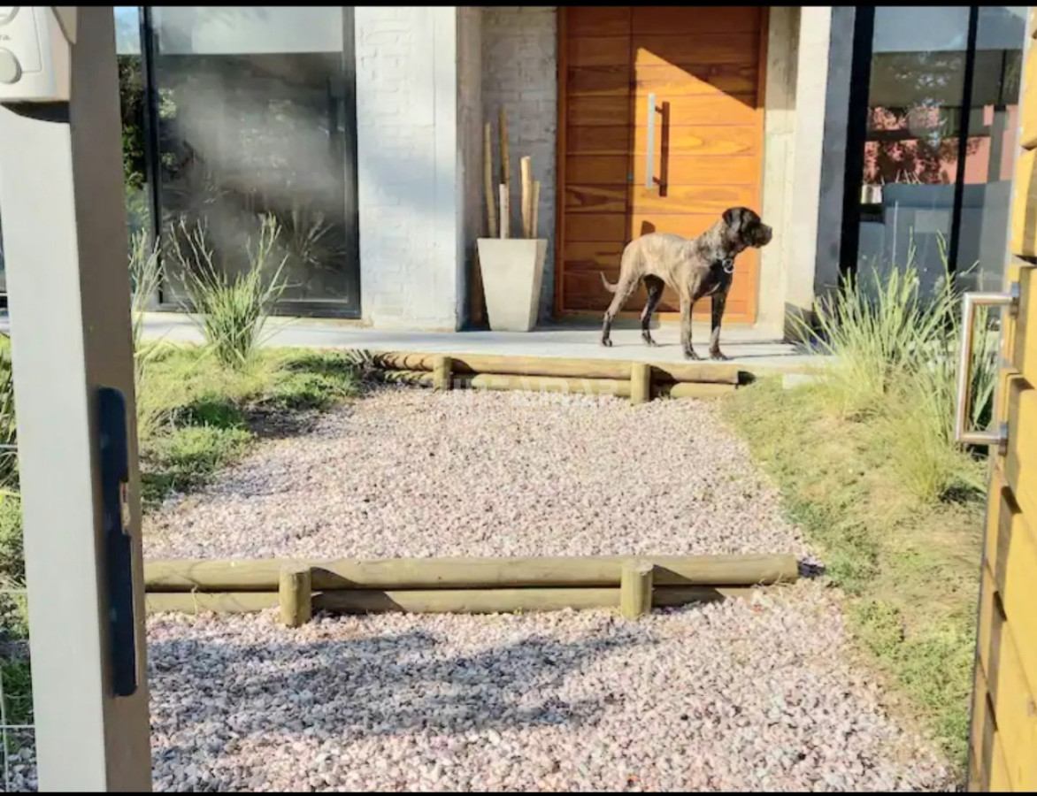 Casa ID.212479 - MUY LINDA CASA DE 2 PLANTAS EN SAN RAFAEL DE 4 DORMITORIOS CON PISCINA