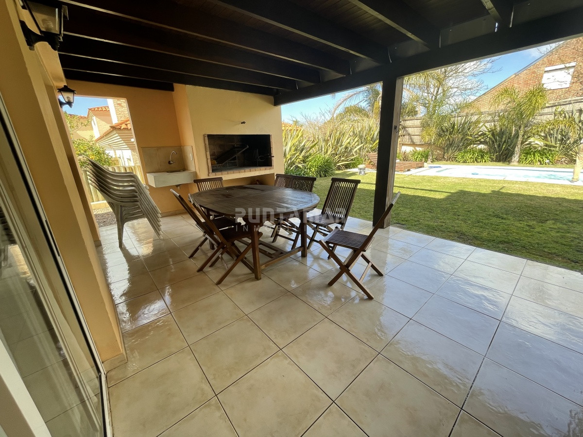 Casa ID.211088 - VENTA Y ALQUILER CASA 4 DORMITORIOS CON VISTA AL MAR EN ALTOS DE PUNTA PIEDRA 