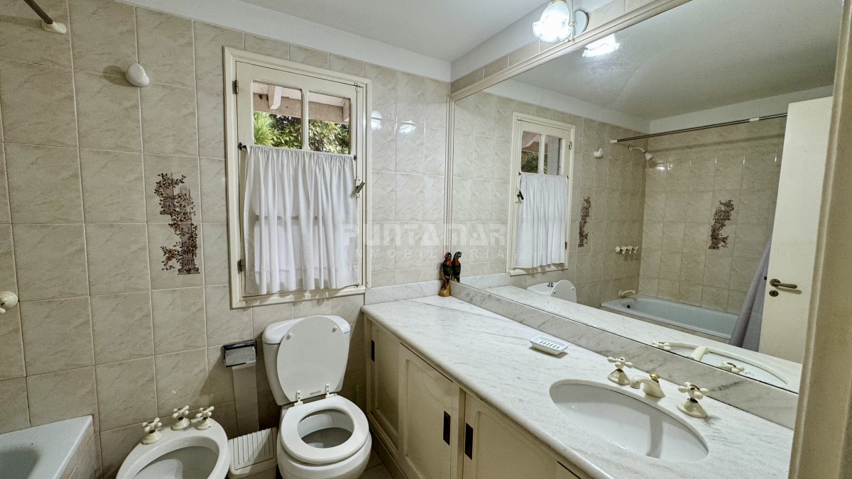 Casa ID.213702 - ALQUILER  CASA 4 DORMITORIOS  EN EL CORAZON DE LA BARRA