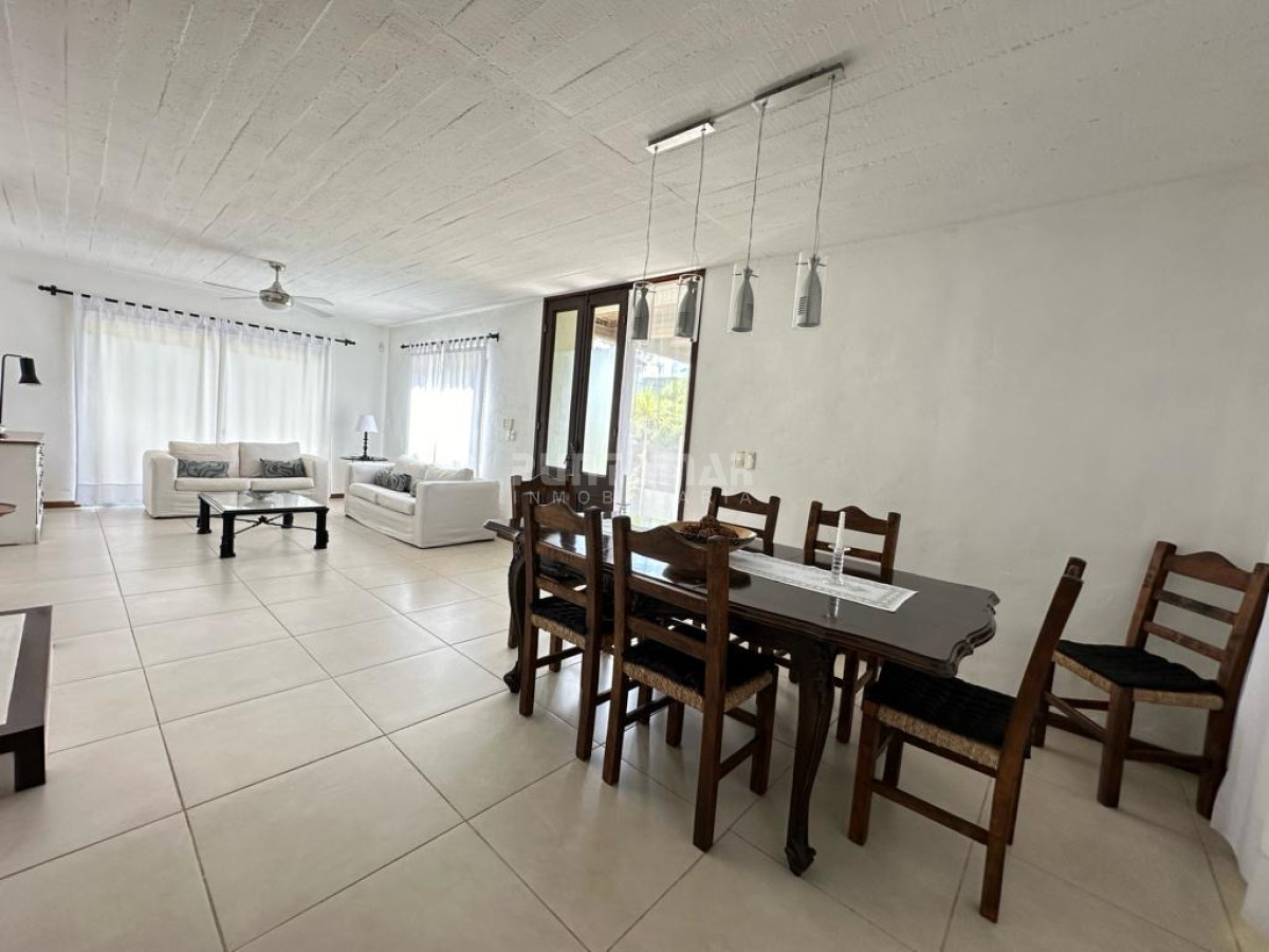 Casa ID.213226 - ALQUILER CASA EN MKONTOYA 4 DORMITORIOS MAS SERVICIO