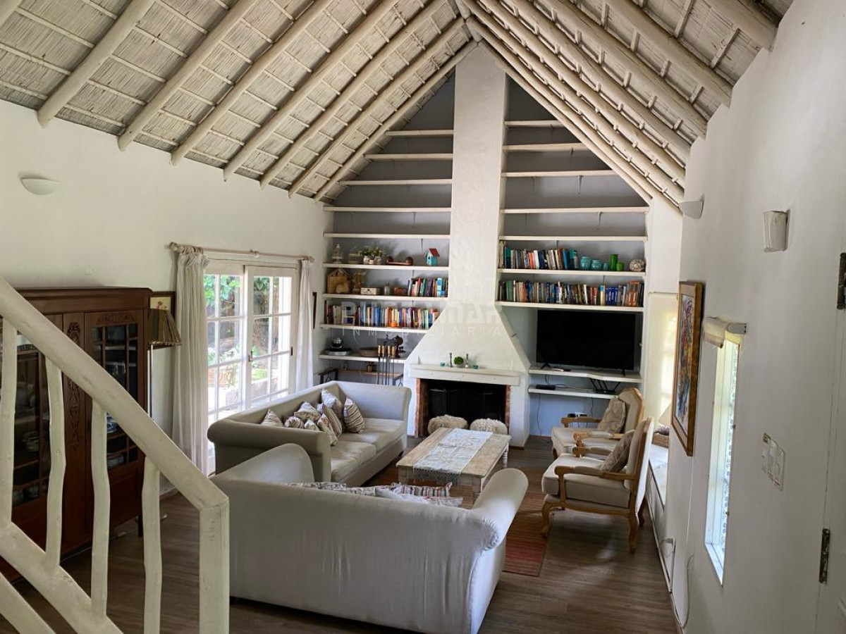 Casa ID.213540 - HERMOSA CASA DE 4 DORMITORIOS Y PISCINA A 300 METROS DEL MAR