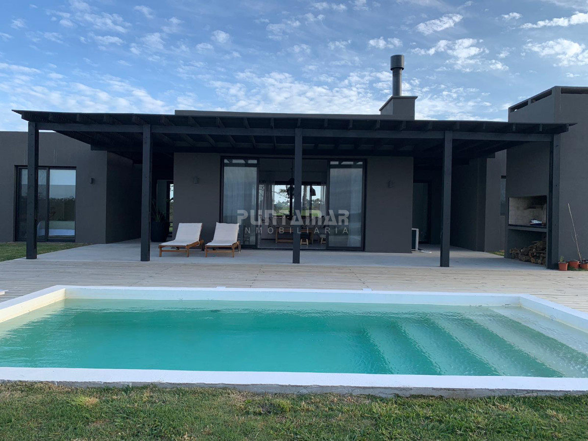 Casa ID.211933 - CASA EN VENTA Y ALQUILER EN PUEBLO MIO , 4 DORMITORIOS, PISCINA