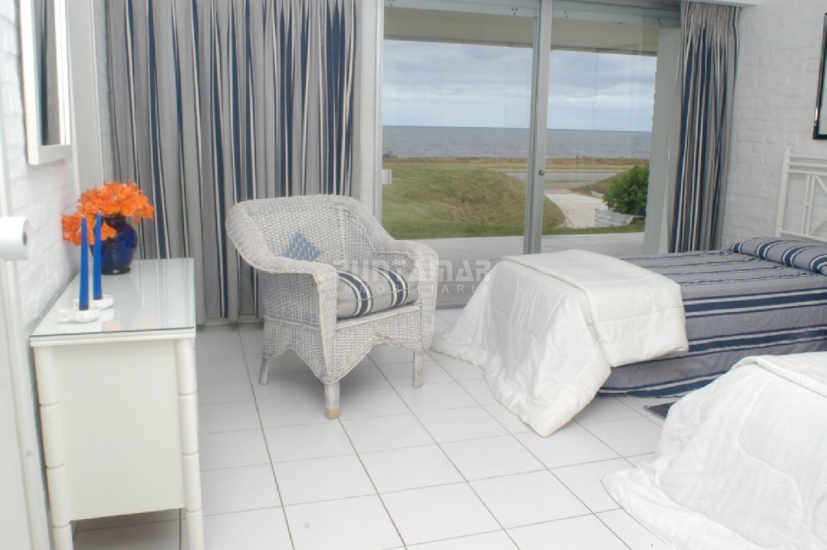 Casa ID.210548 - Espectacular casa de 8 dormitorios con piscina frente al mar!