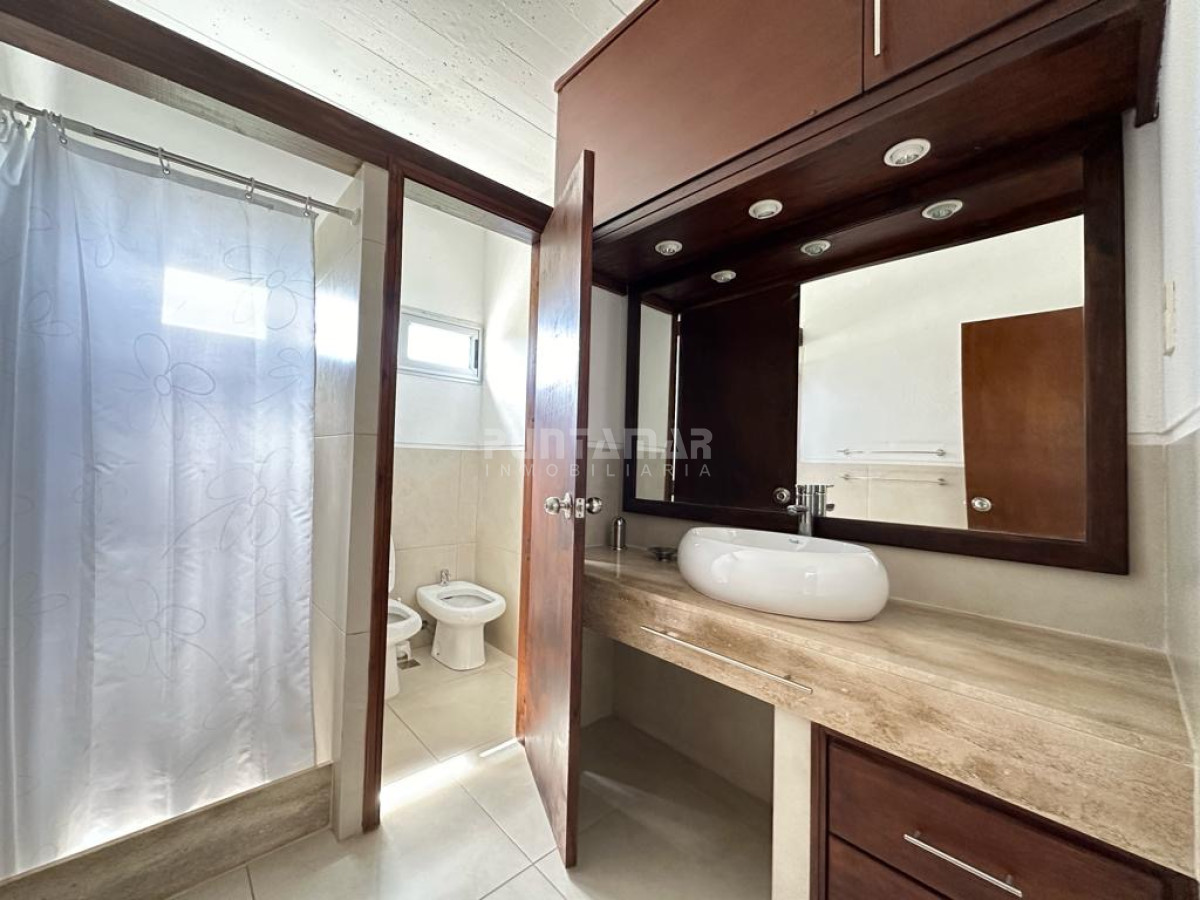 Casa ID.213226 - ALQUILER CASA EN MKONTOYA 4 DORMITORIOS MAS SERVICIO