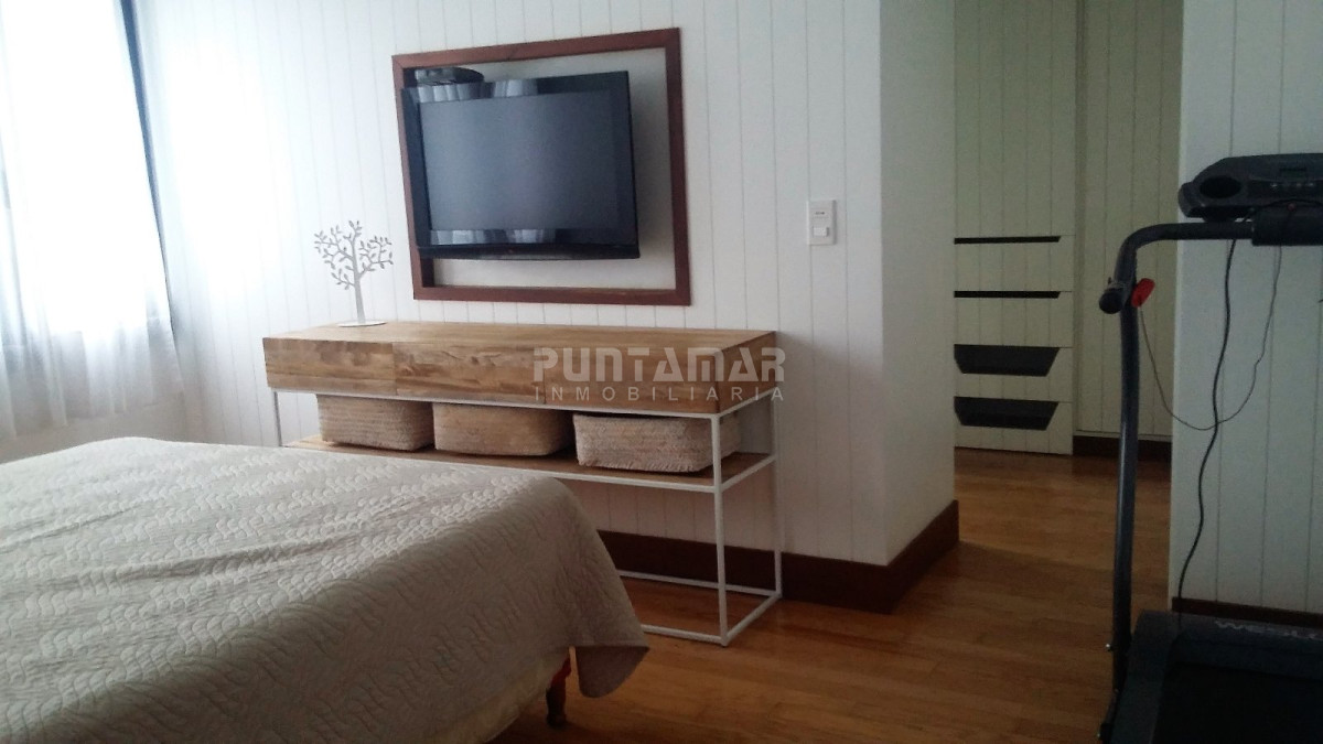 Casa ID.210595 - Casa moderna en San Rafael. 3 dormitorios mas dependencia de servicio, garage, parque cercado. Amplio living comedor.