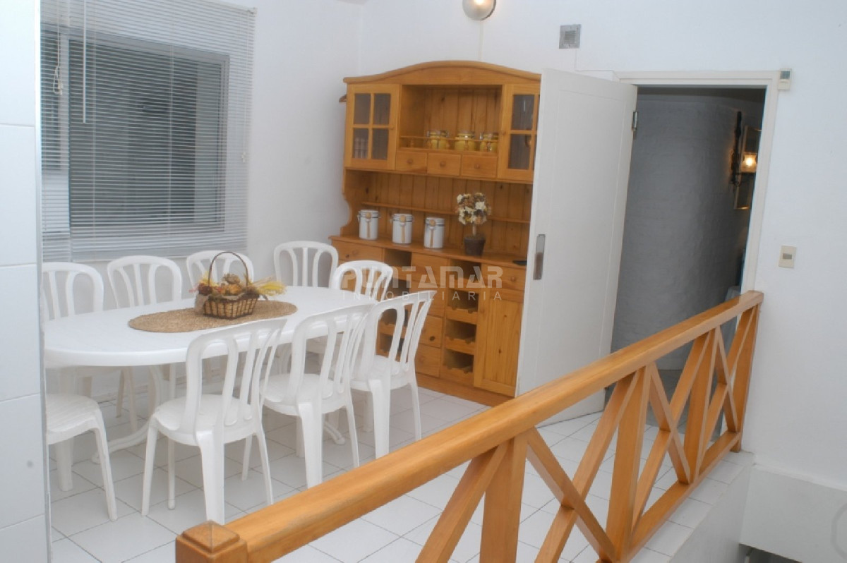 Casa ID.210548 - Espectacular casa de 8 dormitorios con piscina frente al mar!