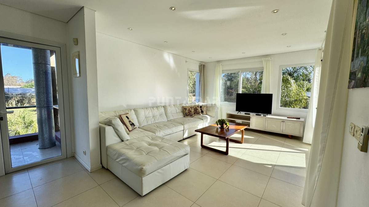 Casa ID.213690 - MODERNA CASA DE 3 DORMITORIOS CON PISCINA EN EL TESORO 