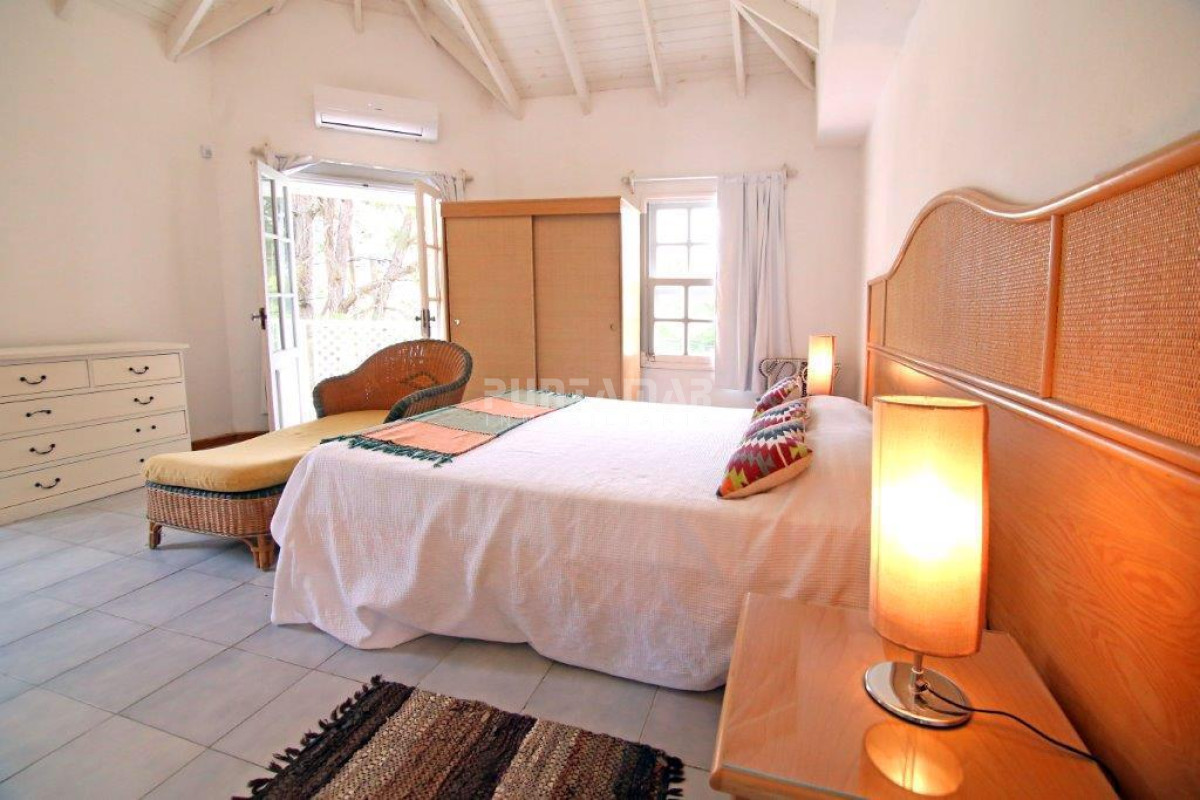 Casa ID.211071 - MUY LINDA CASA DE 4 DORMITORIOS CON PISCINA EN LA BARRA 