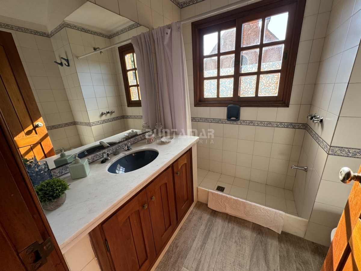 Casa ID.210689 - ALQUILER DE CASA  RINCÓN DEL INDIO 4 DORMITORIOS MAS DEPENDENCIA CON PISCINA