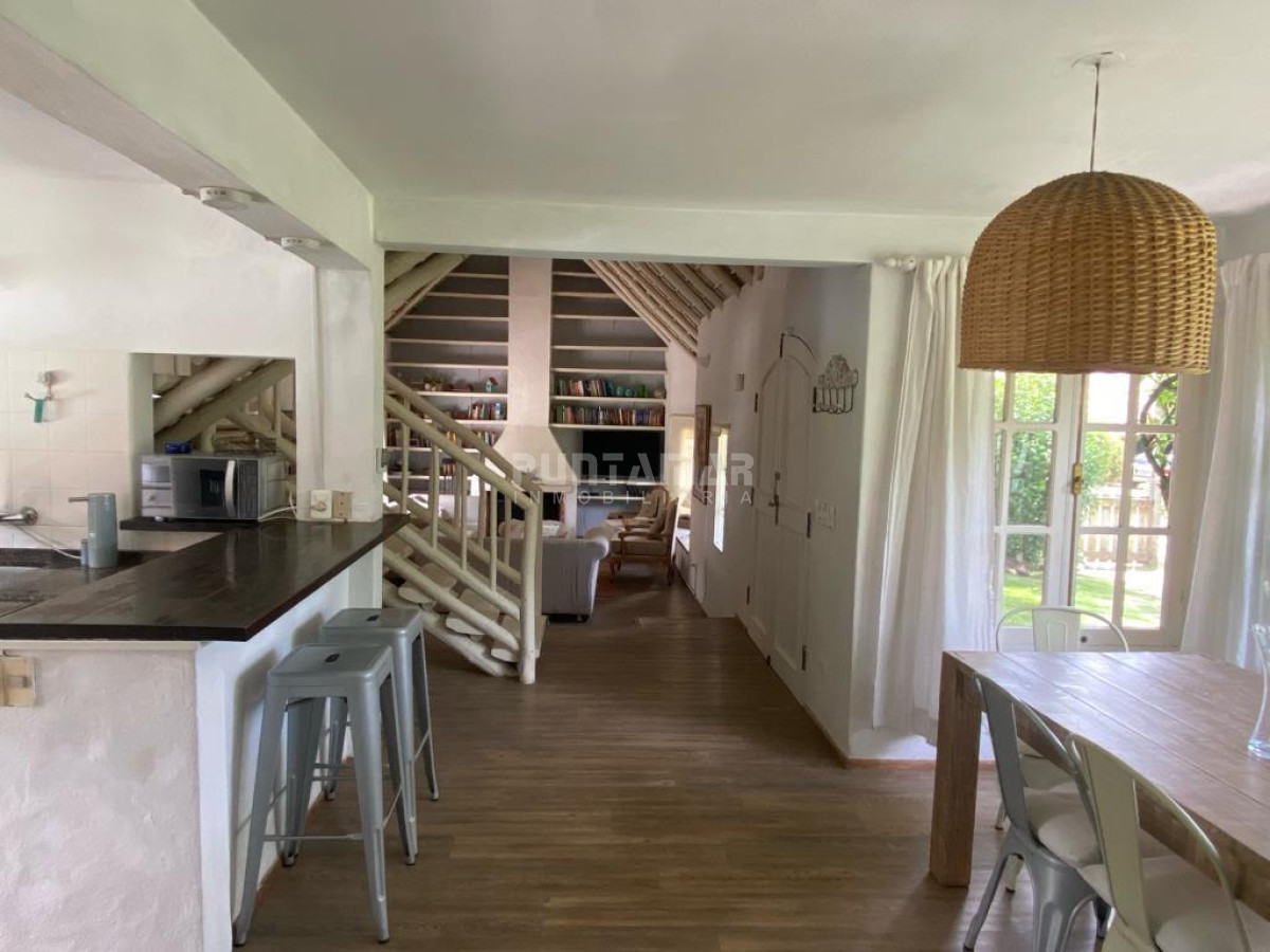 Casa ID.213540 - HERMOSA CASA DE 4 DORMITORIOS Y PISCINA A 300 METROS DEL MAR