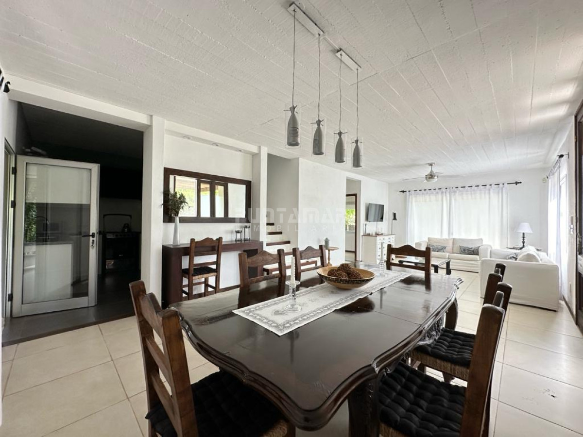 Casa ID.213226 - ALQUILER CASA EN MKONTOYA 4 DORMITORIOS MAS SERVICIO