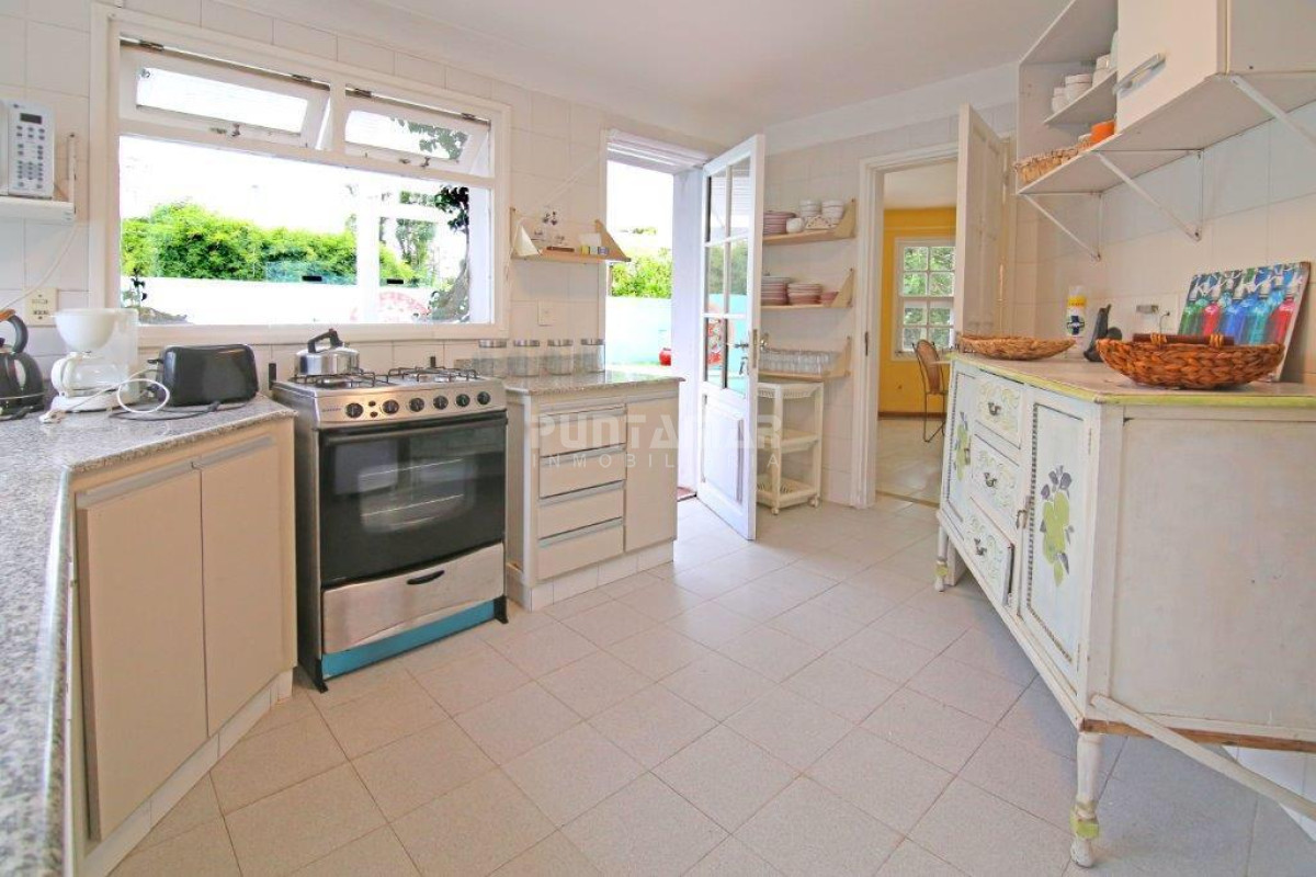 Casa ID.211071 - MUY LINDA CASA DE 4 DORMITORIOS CON PISCINA EN LA BARRA 