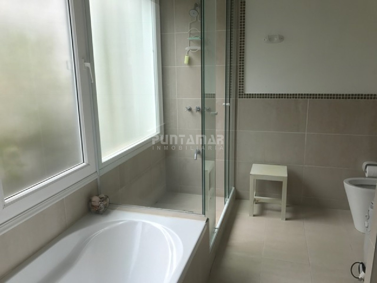 Casa ID.210933 - Casa en alquiler en La Barra, 4 dormitorios, piscina