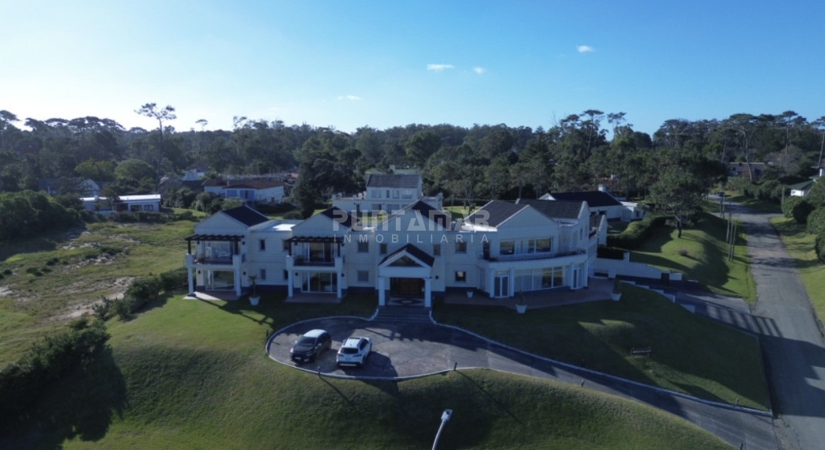 EXCLUSIVA MANSIÓN FRENTE AL MAR. Residencia de categoría con casa de huéspedes y de caseros frente a playa mansa. - PMI213906C