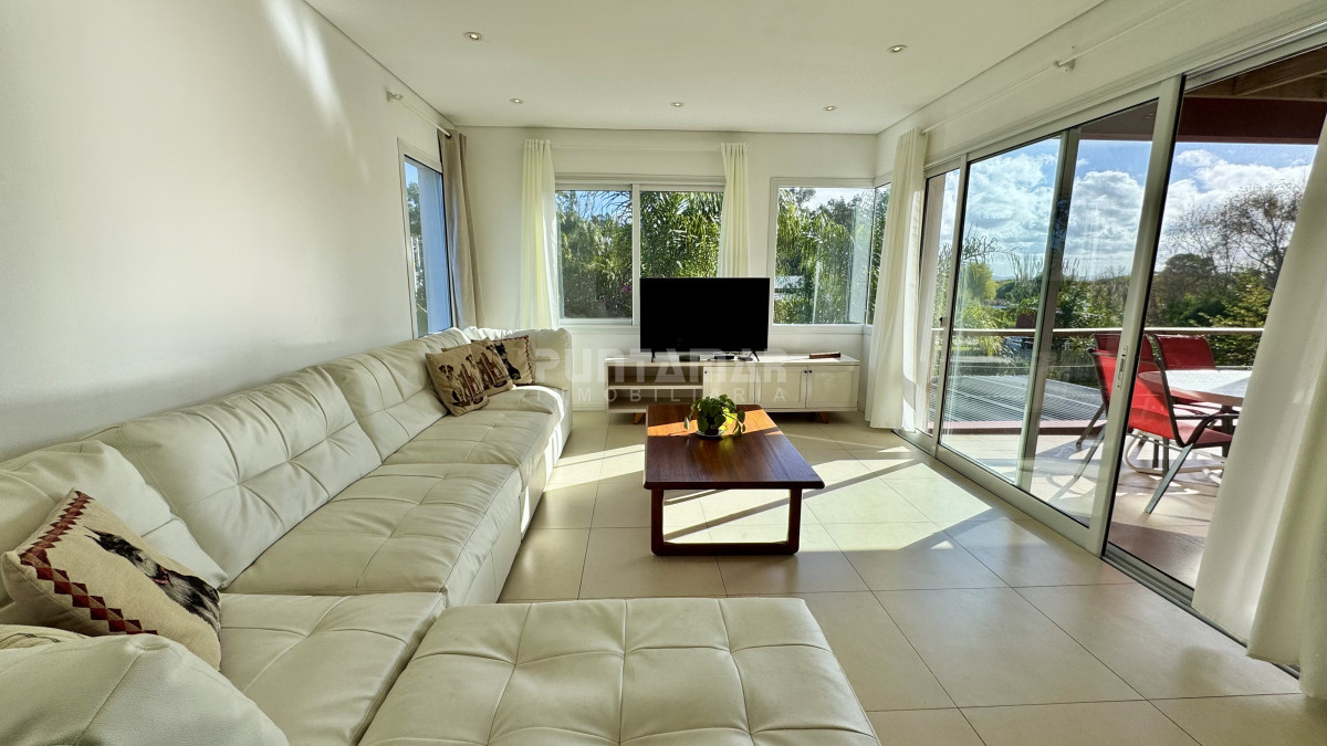 Casa ID.213690 - MODERNA CASA DE 3 DORMITORIOS CON PISCINA EN EL TESORO 