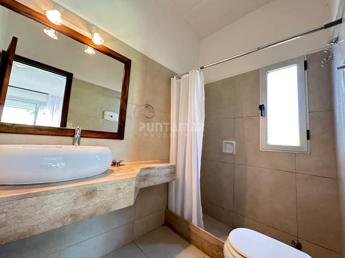 Casa ID.213226 - ALQUILER CASA EN MKONTOYA 4 DORMITORIOS MAS SERVICIO