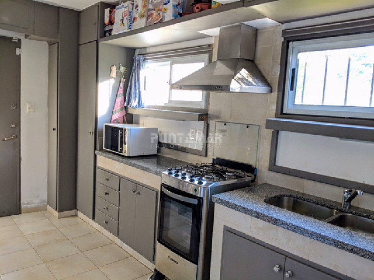 Casa ID.211732 - Casa en alquiler, playa mansa, 3 dormitorios, jardín, parrillero, reciclada