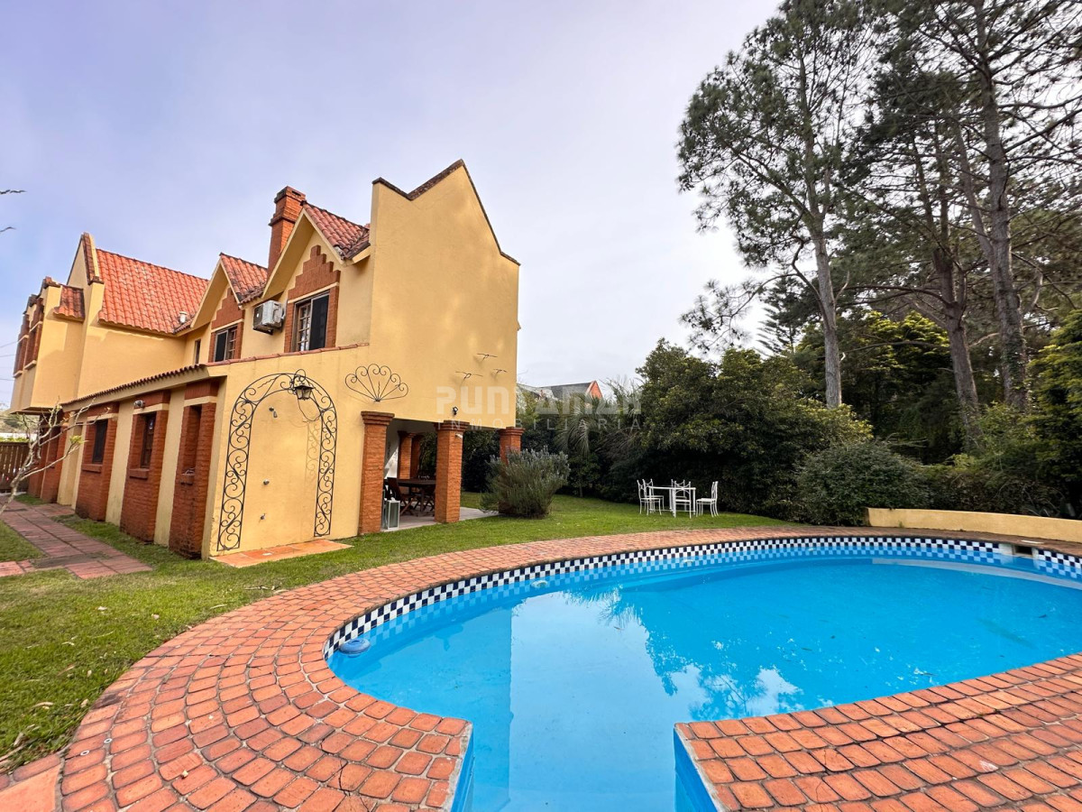 Casa ID.210689 - ALQUILER DE CASA  RINCÓN DEL INDIO 4 DORMITORIOS MAS DEPENDENCIA CON PISCINA